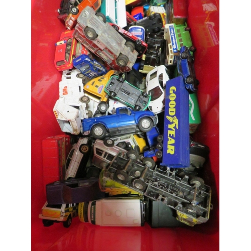 156 - A LARGE PLASTIC CONTAINER OF DIE CAST VEHICLES TOGETHER WITH A TRAY OF LARGER TOY VEHICLE