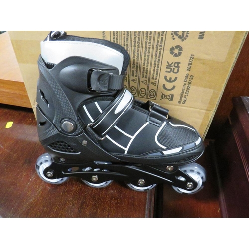 172 - A PAIR OF BOXED NEW WESKATE XMBT 1003 LIGHT UP WHEEL IN-LINE SKATES