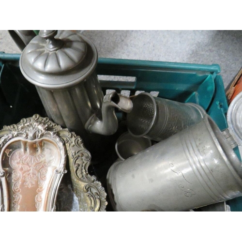 179 - A TRAY OF ASSORTED METAL WARE TO INCLUDE PEWTER TANKERS (TRAY NOT INCLUDED)