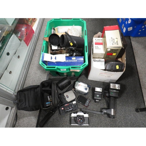 299 - TWO TRAYS OF ASSORTED CAMERAS AND PHOTOGRAPHIC EQUIPMENT