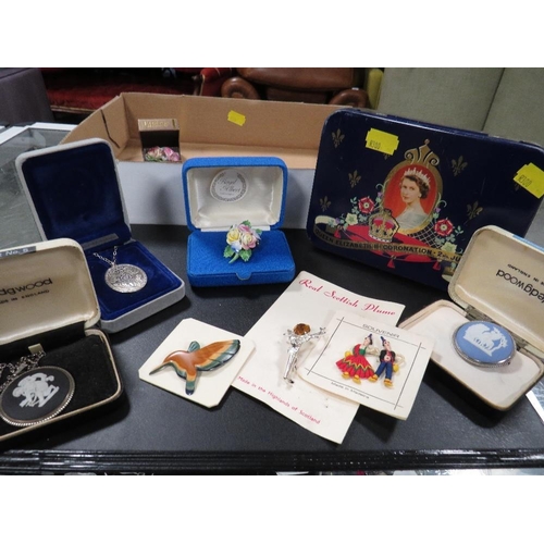 434 - A SMALL TRAY OF COSTUME BROOCHES TO INCLUDE BOXED WEDGWOOD PENDANT WITH A HALLMARKED SILVER JUBILEE ... 