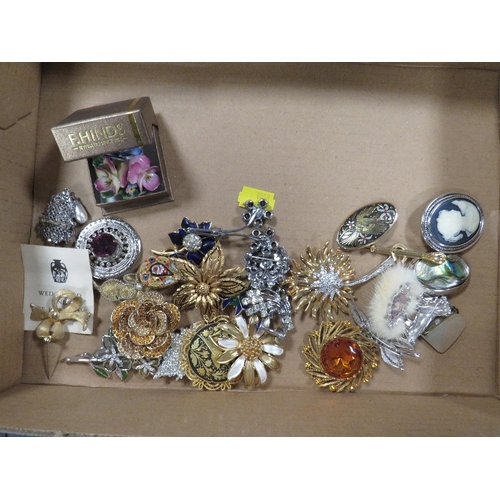 434 - A SMALL TRAY OF COSTUME BROOCHES TO INCLUDE BOXED WEDGWOOD PENDANT WITH A HALLMARKED SILVER JUBILEE ... 