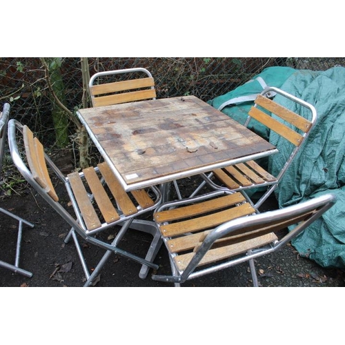 607 - AN ALUMINIUM / HARDWOOD CAFE STYLE PATIO / GARDEN TABLE SET WITH FOUR FOLDING CHAIRS