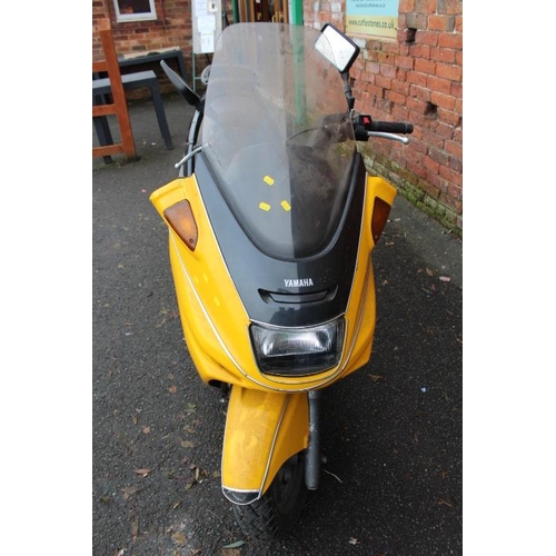 609 - A YAMAHA MAJESTY MOPED - X551 HCT