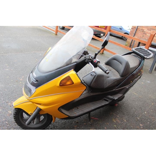 609 - A YAMAHA MAJESTY MOPED - X551 HCT