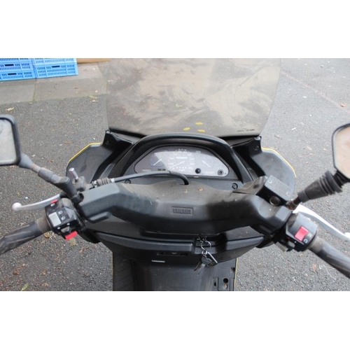 609 - A YAMAHA MAJESTY MOPED - X551 HCT