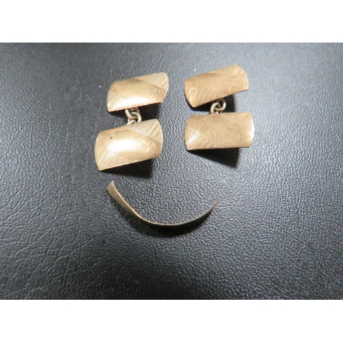 453 - A PAIR OF HALLMARKED 9 CARAT CUFFLINKS TOGETHER WITH A PIECE OF HALLMARKED 9CT GOLD approx combined ... 