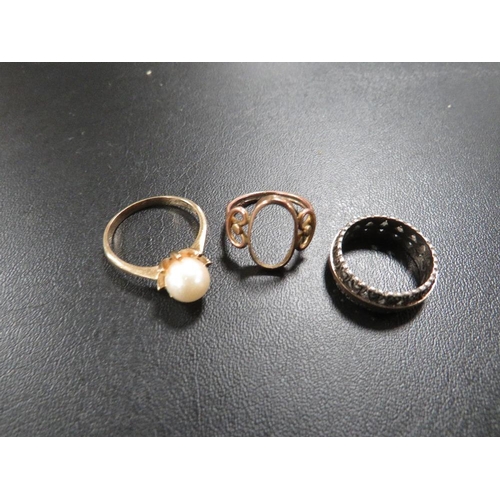 465 - A 9CT GOLD RING MOUNT approx weight 1.7g TOGETHER WITH A INDISTINCTLY MARKED 9CT PEARL STYLE RING AN... 