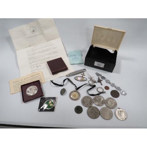 469 - A SMALL BOX OF COLLECTABLES TO INCLUDE COINS , BROOCHES, PENDANTS ETC