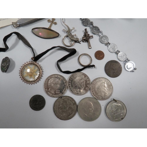 469 - A SMALL BOX OF COLLECTABLES TO INCLUDE COINS , BROOCHES, PENDANTS ETC