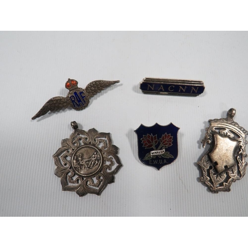 471 - A SMALL QUANTITY OF BROOCHES AND FOB MEDALLIONS TO INCLUDE AN UNUSUAL HALLMARKED SILVER, TUG OF WAR ... 