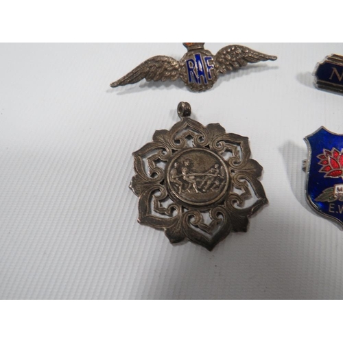 471 - A SMALL QUANTITY OF BROOCHES AND FOB MEDALLIONS TO INCLUDE AN UNUSUAL HALLMARKED SILVER, TUG OF WAR ... 