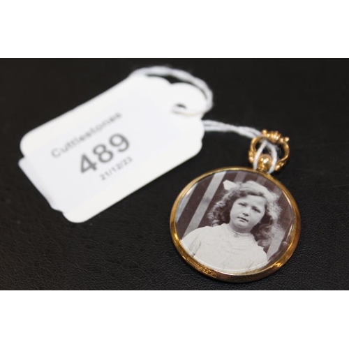 489 - A HALLMARKED 9 CARAT GOLD FRAMED PICTURE PENDANT/FOB