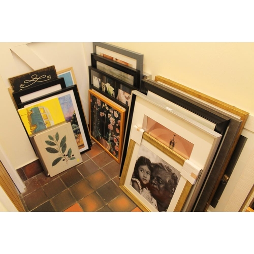 51 - A LARGE QUANTITY OF ASSORTED MODERN PRINTS (ENTRANCE HALL)