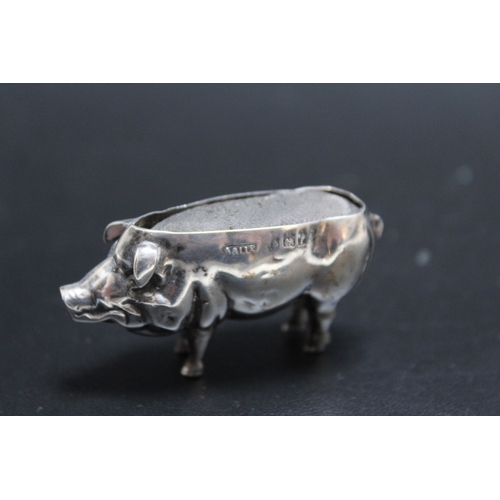 482 - A NOVELTY HALLMARKED SILVER PIG PIN CUSHION BY ADIE AND LOVEKIN LTD - BIRMINGHAM 1905. W 5.5 cmCondi... 