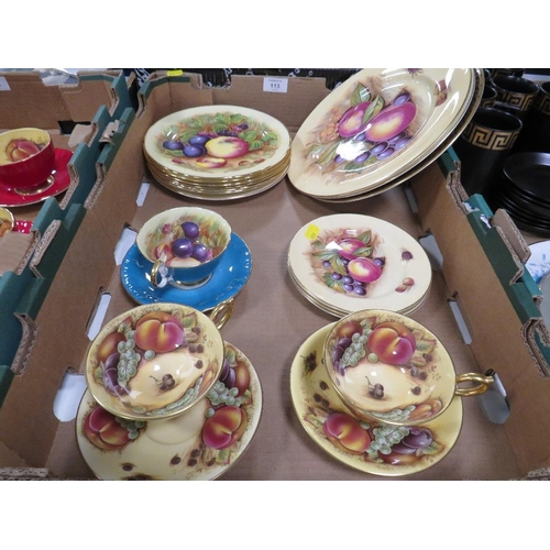 113 - A TRAY OF ASSORTED AYNSLEY  ORCHARD GOLD CERAMICS TO INCLUDE CUPS/SAUCERS SIDE/ DINNER PLATES ETC