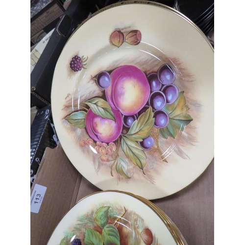 113 - A TRAY OF ASSORTED AYNSLEY  ORCHARD GOLD CERAMICS TO INCLUDE CUPS/SAUCERS SIDE/ DINNER PLATES ETC