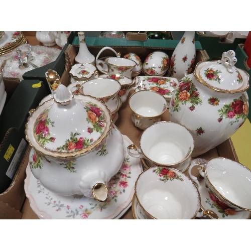 116 - FOUR TRAYS OF ROYAL ALBERT OLD COUNTRY ROSES TO INCLUDE TEA/DINNER WARE, VASES , TUREEN, JUGS, ETC