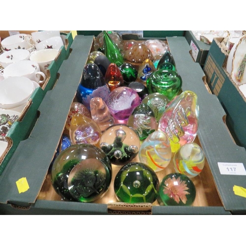 117 - A TRAY OF ASSORTED GLASS PAPER WEIGHTS ETC TO INCLUDE CAITHNESS EXAMPLES