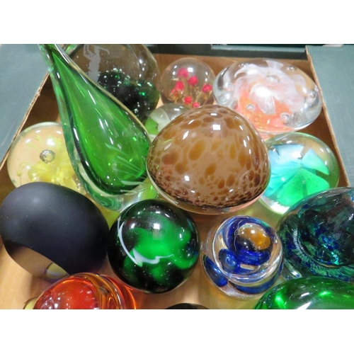 117 - A TRAY OF ASSORTED GLASS PAPER WEIGHTS ETC TO INCLUDE CAITHNESS EXAMPLES