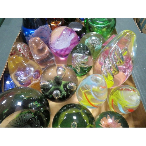 117 - A TRAY OF ASSORTED GLASS PAPER WEIGHTS ETC TO INCLUDE CAITHNESS EXAMPLES