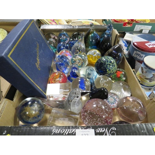 122 - A TRAY OF ASSORTED GLASS PAPER WEIGHTS ETC TO INCLUDE CAITHNESS EXAMPLES 