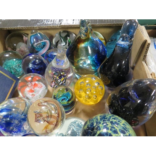 122 - A TRAY OF ASSORTED GLASS PAPER WEIGHTS ETC TO INCLUDE CAITHNESS EXAMPLES 