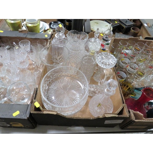 124 - THREE TRAYS OF ASSORTED GLASSWARE TO INCLUDE BOWLS, VASES AND DRINKING GLASSES ETC