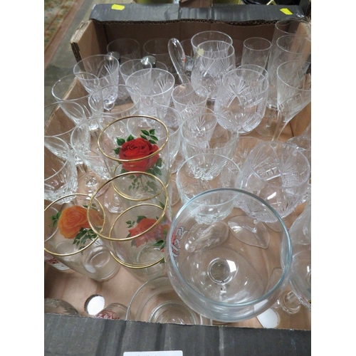 124 - THREE TRAYS OF ASSORTED GLASSWARE TO INCLUDE BOWLS, VASES AND DRINKING GLASSES ETC