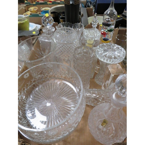 124 - THREE TRAYS OF ASSORTED GLASSWARE TO INCLUDE BOWLS, VASES AND DRINKING GLASSES ETC