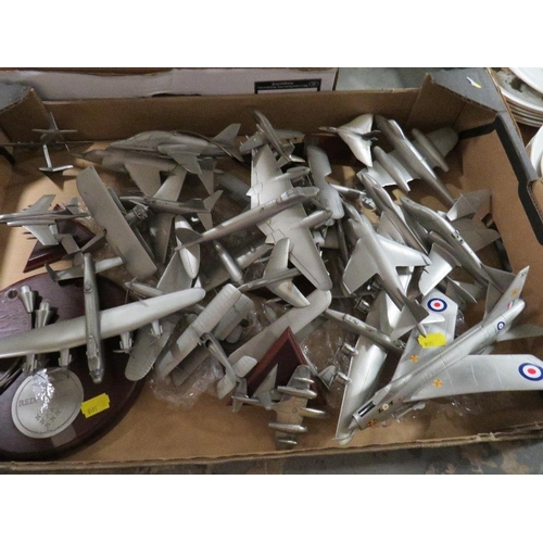 134 - A TRAY OF CHROME STYLE METAL MODEL AIRPLANES