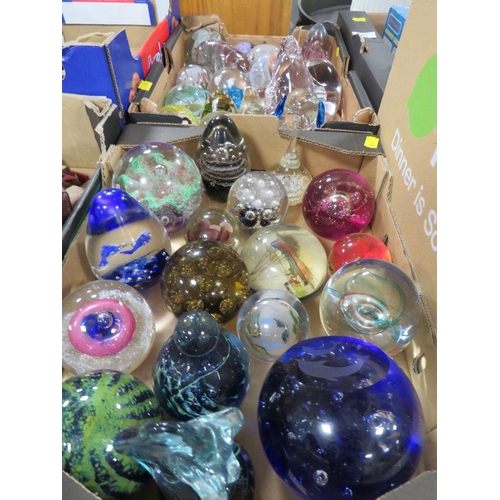 139 - TWO SMALL TRAYS OF ASSORTED GLASS PAPER WEIGHTS ETC TO INCLUDE CAITHNESS EXAMPLES 