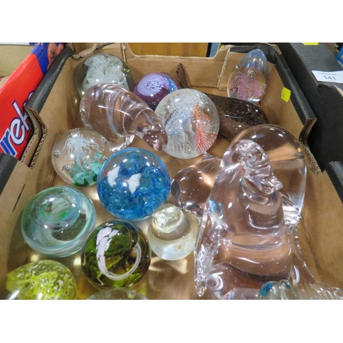 139 - TWO SMALL TRAYS OF ASSORTED GLASS PAPER WEIGHTS ETC TO INCLUDE CAITHNESS EXAMPLES 