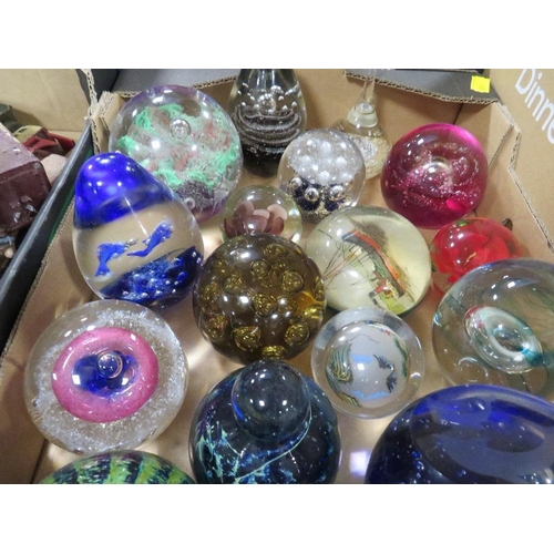 139 - TWO SMALL TRAYS OF ASSORTED GLASS PAPER WEIGHTS ETC TO INCLUDE CAITHNESS EXAMPLES 