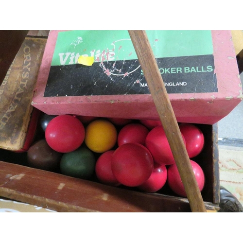 142 - A TRAY OF ASSORTED SIZED SNOOKER AND BILLIARD BALLS TOGETHER WITH A TRIANGLE