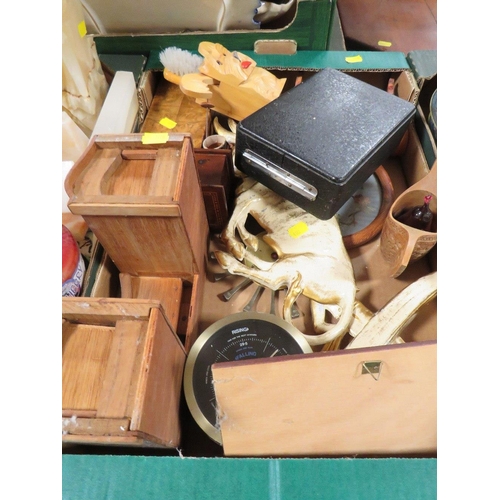 154 - TWO TRAYS OF ASSORTED COLLECTABLE'S TO INCLUDE TREEN, VINTAGE CASED BUCKINGHAM SUPER MINIATURE VIEWE... 