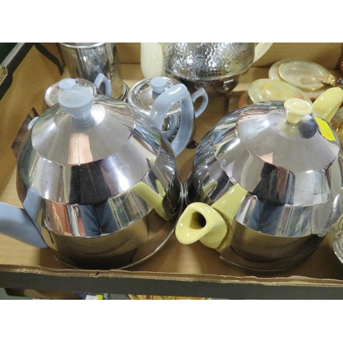 170 - TWO TRAYS OF ASSORTED COLLECTABLE'S TO INCLUDE ART DECO STYLE TEAPOTS TOGETHER WITH AN OIL LAMP