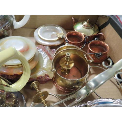 170 - TWO TRAYS OF ASSORTED COLLECTABLE'S TO INCLUDE ART DECO STYLE TEAPOTS TOGETHER WITH AN OIL LAMP