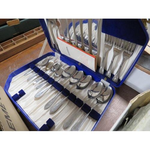 178 - TWO TRAY OF ASSORTED METAL WARE TOGETHER WITH AN ASSORTED QUANTITY OF FLATWARE