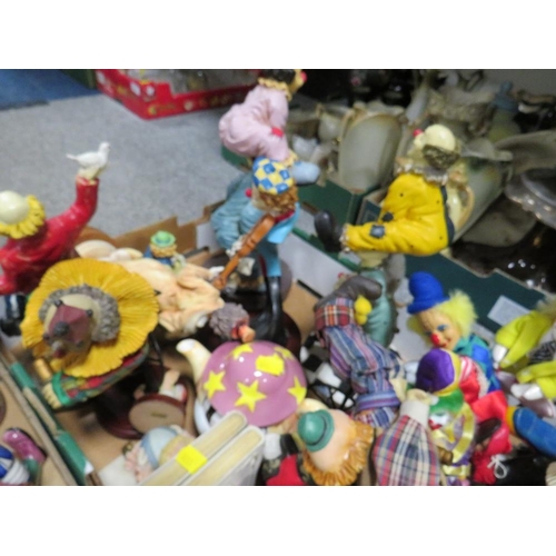 191 - THREE TRAYS OF ASSORTED CLOWN MANIA TO INCLUDE FIGURINES, NOVELTY  CLOWN TEA POTS AND CLOWN TOYS