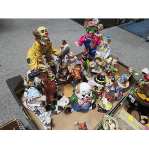 191 - THREE TRAYS OF ASSORTED CLOWN MANIA TO INCLUDE FIGURINES, NOVELTY  CLOWN TEA POTS AND CLOWN TOYS