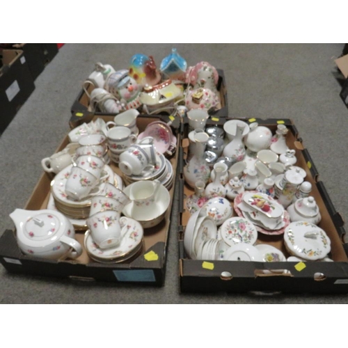 195 - TWO TRAYS OF ASSORTED TEA WARE ETC TO INCLUDE PARAGON. AYNSLEY, WEDGWOOD ETC TOGETHER WITH A TRAY OF... 