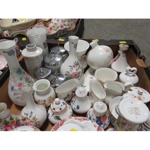 195 - TWO TRAYS OF ASSORTED TEA WARE ETC TO INCLUDE PARAGON. AYNSLEY, WEDGWOOD ETC TOGETHER WITH A TRAY OF... 