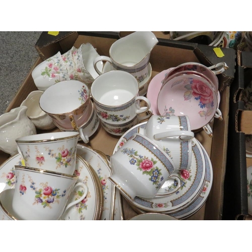 195 - TWO TRAYS OF ASSORTED TEA WARE ETC TO INCLUDE PARAGON. AYNSLEY, WEDGWOOD ETC TOGETHER WITH A TRAY OF... 