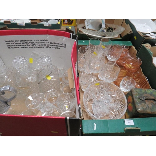 89 - TWO TRAYS OF ASSORTED GLASSWARE TO INCLUDE A MATCHING SET OF THREE DECANTERS