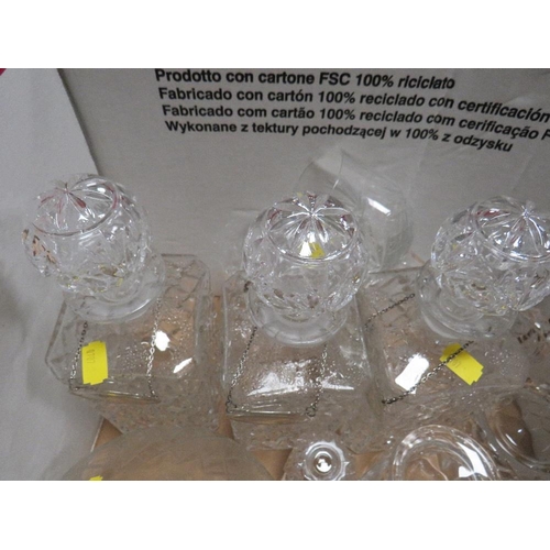 89 - TWO TRAYS OF ASSORTED GLASSWARE TO INCLUDE A MATCHING SET OF THREE DECANTERS