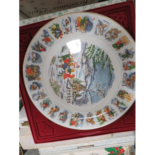 200 - TWO TRAYS OF ASSORTED DECORATIVE PLATES TO INCLUDE WEDGWOOD, ROYAL DOULTON AND ROYAL WORCESTER