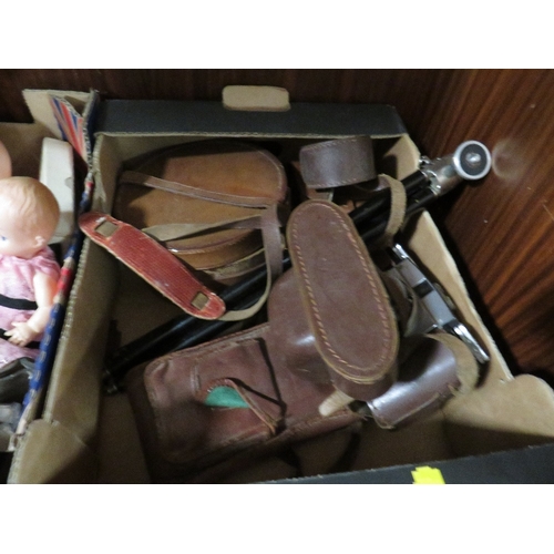 235 - A TRAY OF COLLECTABLE'S TO INCLUDE CAMERAS , LEATHER COLLAR BOX ETC TO INCLUDE A TRAY WITH A VINTAGE... 