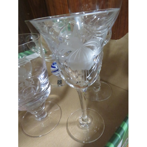 271 - A TRAY OF ASSORTED GLASSWARE TO INCLUDE A TWIN HANDLE LANGHAM GLASS TANKARD WITH SWIRL EFFECT STEM E... 