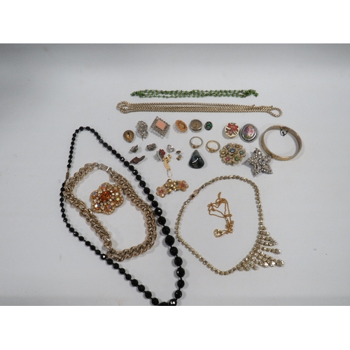 309 - A QUANTITY OF VINTAGE JEWELLERY INCLUDING FRENCH JET NECKLACE